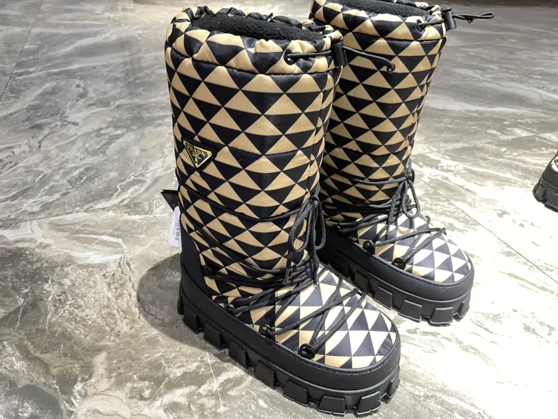👟👟Ex-factory price 740👟👟 The highest version on the market, Prada's king style, snow boots, ski boots, fat and cute, so cute →_→ From the Prada limited series, unique. Shiny nylon Oblique upper with criss-cross straps for an ideal fit. The boots are made of technical fabric and have a short-cut version. They can be worn in the city or in the mountains. They make the calves slimmer, taller, warmer and have a concave shape. The boots and soles use the original waterproof effect. The size is 35-40. 41Customized